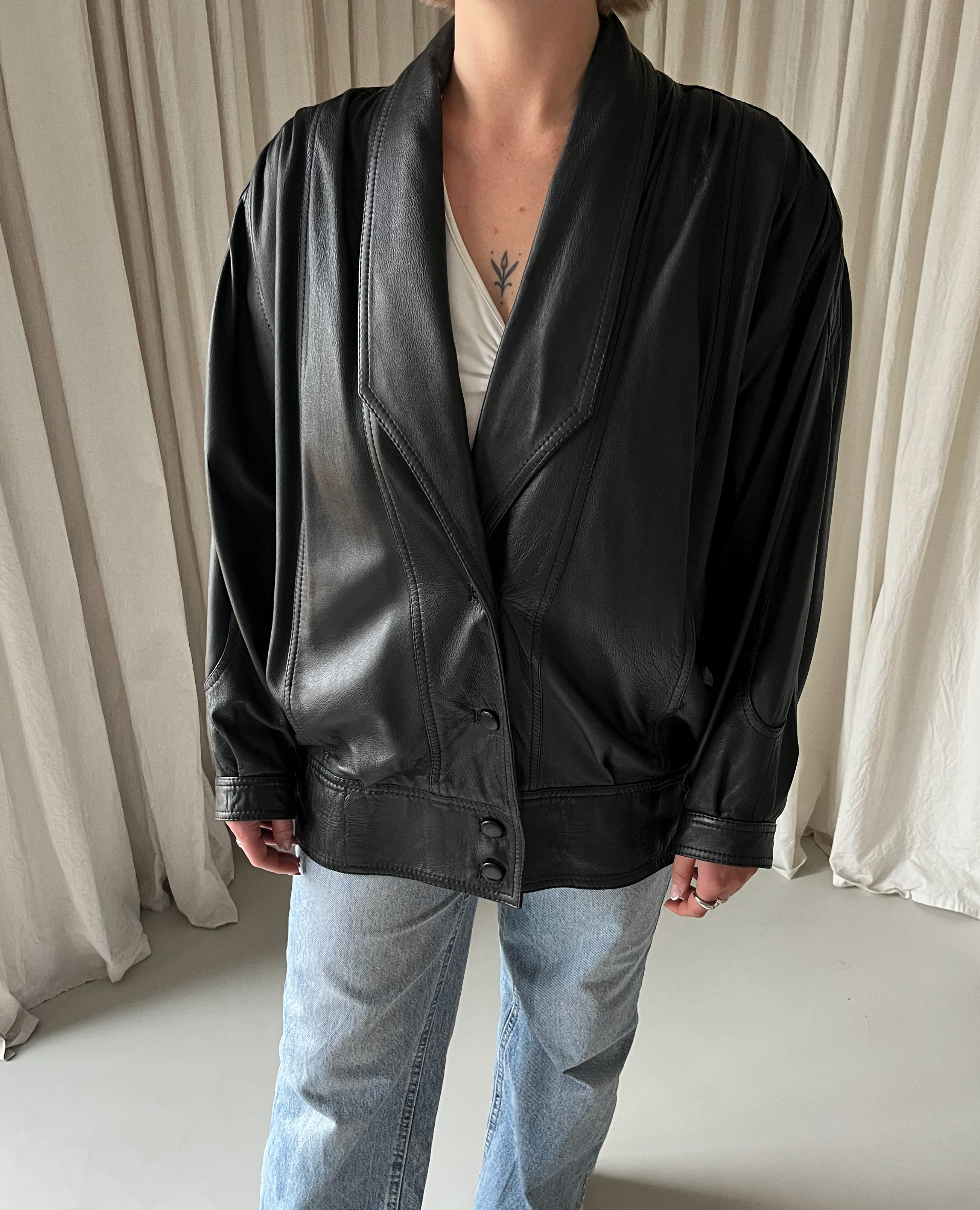 RE.27 SKÓRZANA KURTKA CZARNA OVERSIZE Z REGULOWANYM DOŁEM