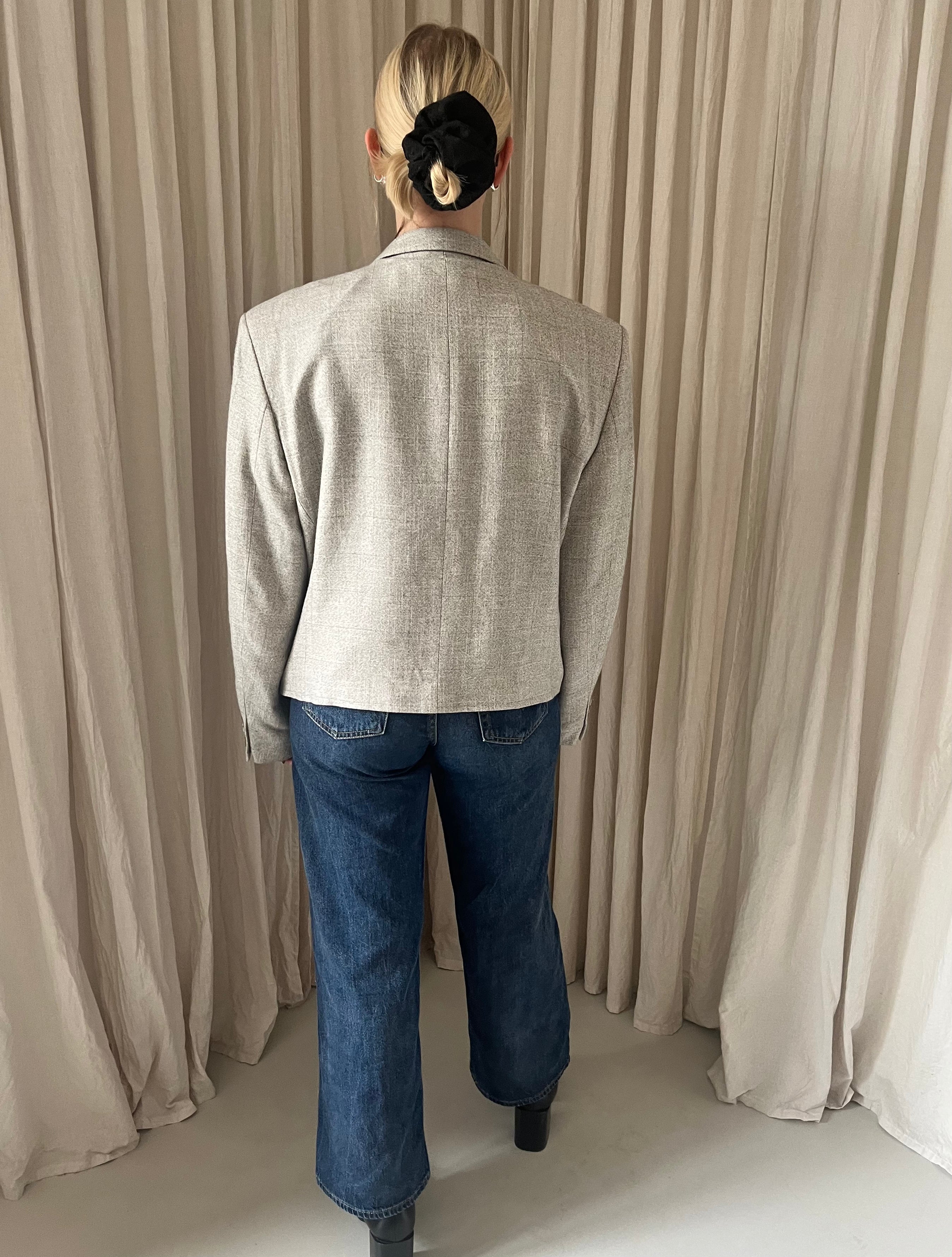 RE.03  Marynarka dwurzędowa jasnoszara